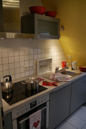 Apartment, 1 Bedroom | Private kitchen | Full-size fridge, oven, stovetop, dishwasher - Wohnzeit 4 (Gummersbach)