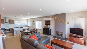 TV - Opus - 1/10 Poly Cow Lane (Jindabyne)