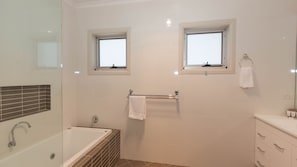 Bathtub, towels - Opus - 1/10 Poly Cow Lane (Jindabyne)
