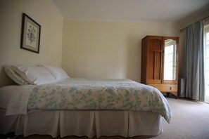 5 bedrooms, desk, iron/ironing board, travel cot