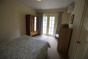 5 bedrooms, desk, iron/ironing board, travel cot