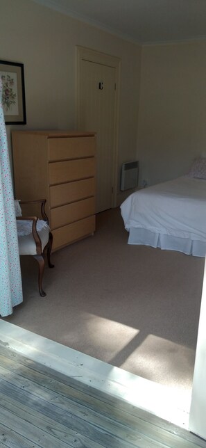 4 bedrooms, desk, iron/ironing board, free WiFi