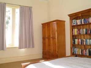 4 bedrooms, desk, iron/ironing board, free WiFi