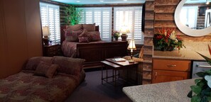 1 bedroom, iron/ironing board, free WiFi, bed sheets - A Treasure in the middle of Bakersfield Wi-Fi Pet Friendly (Bakersfield)