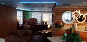 Interior - A Treasure in the middle of Bakersfield Wi-Fi Pet Friendly (Bakersfield)