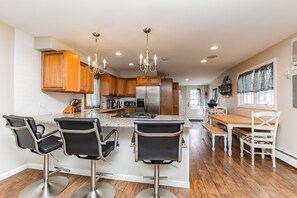 Jääkaappi, mikroaaltouuni, uuni, astianpesukone