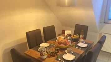 Apartment, 3 Bedrooms, Balcony | In-room dining