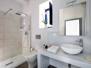 Villa, 4 Bedrooms | Bathroom | Shower, hair dryer, bidet, towels - Baia del Mar (Ispica)