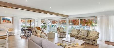 Smart-TV, Kamin, Bücher