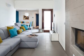 Villa, 3 Schlafzimmer | Wohnbereich | Flachbildfernseher, Kamin