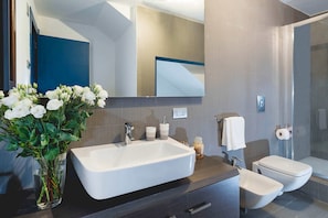 Villa, 3 Bedrooms | Bathroom | Shower, rainfall showerhead, bidet, towels