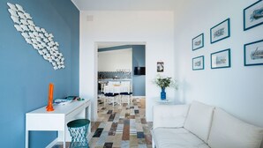 Departamento, 1 habitación, vista al mar | Área de sala de estar