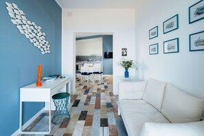 Apartment, 1 Schlafzimmer, Meerblick | Wohnbereich | Flachbildfernseher