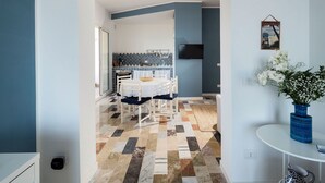 Departamento, 1 habitación, vista al mar | Área de sala de estar
