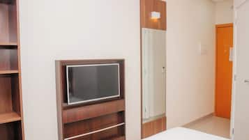 Standard Apartment, 1 Queen Bed, Non Smoking | Individually furnished, desk, blackout drapes, soundproofing