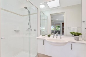 Ensemble douche/baignoire, sĂšche-cheveux, serviettes fournies