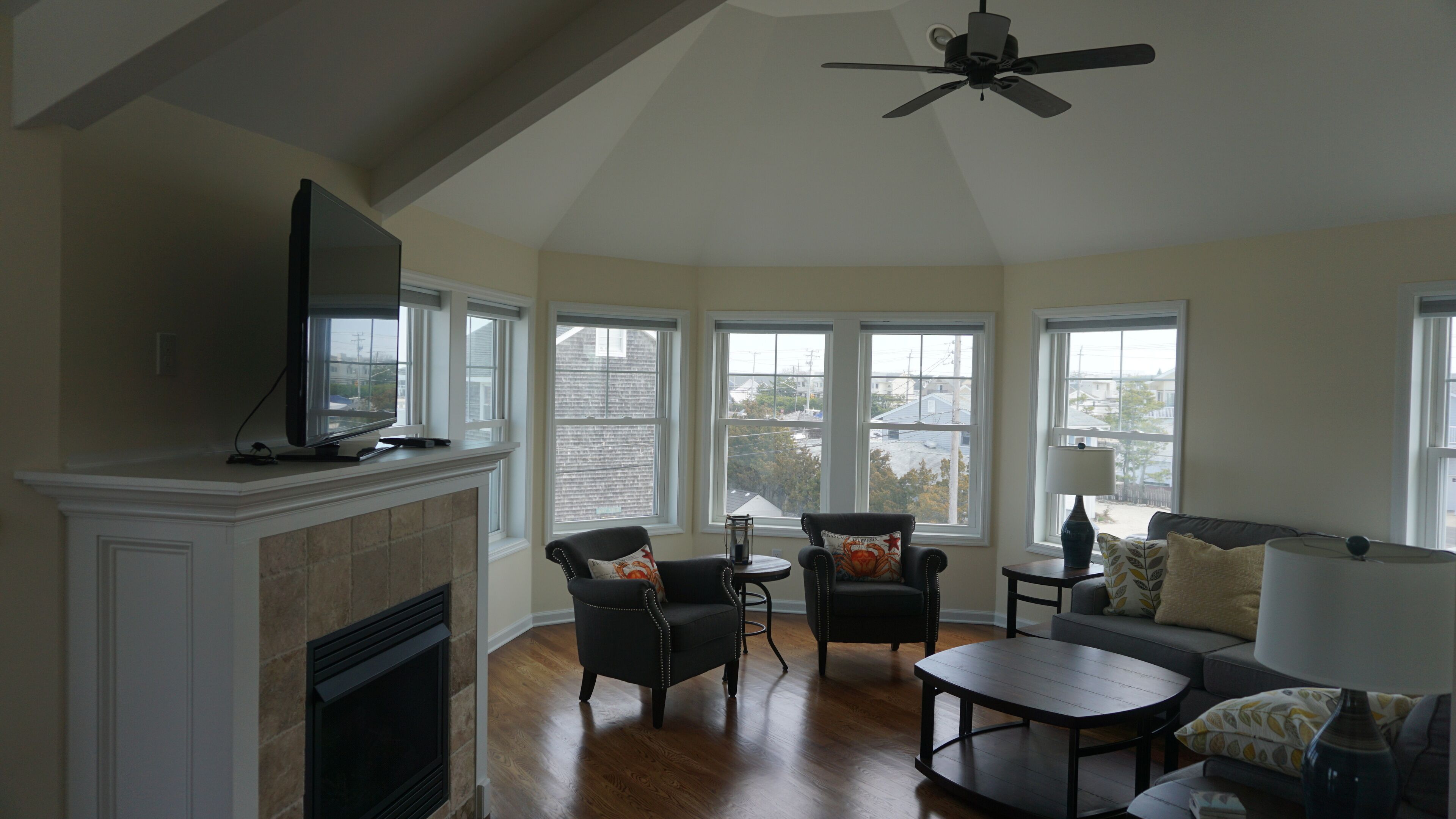 40ft Pool, Outdoor TV, Fire-pit, Decks, Natural Light & Beautiful Water-Views