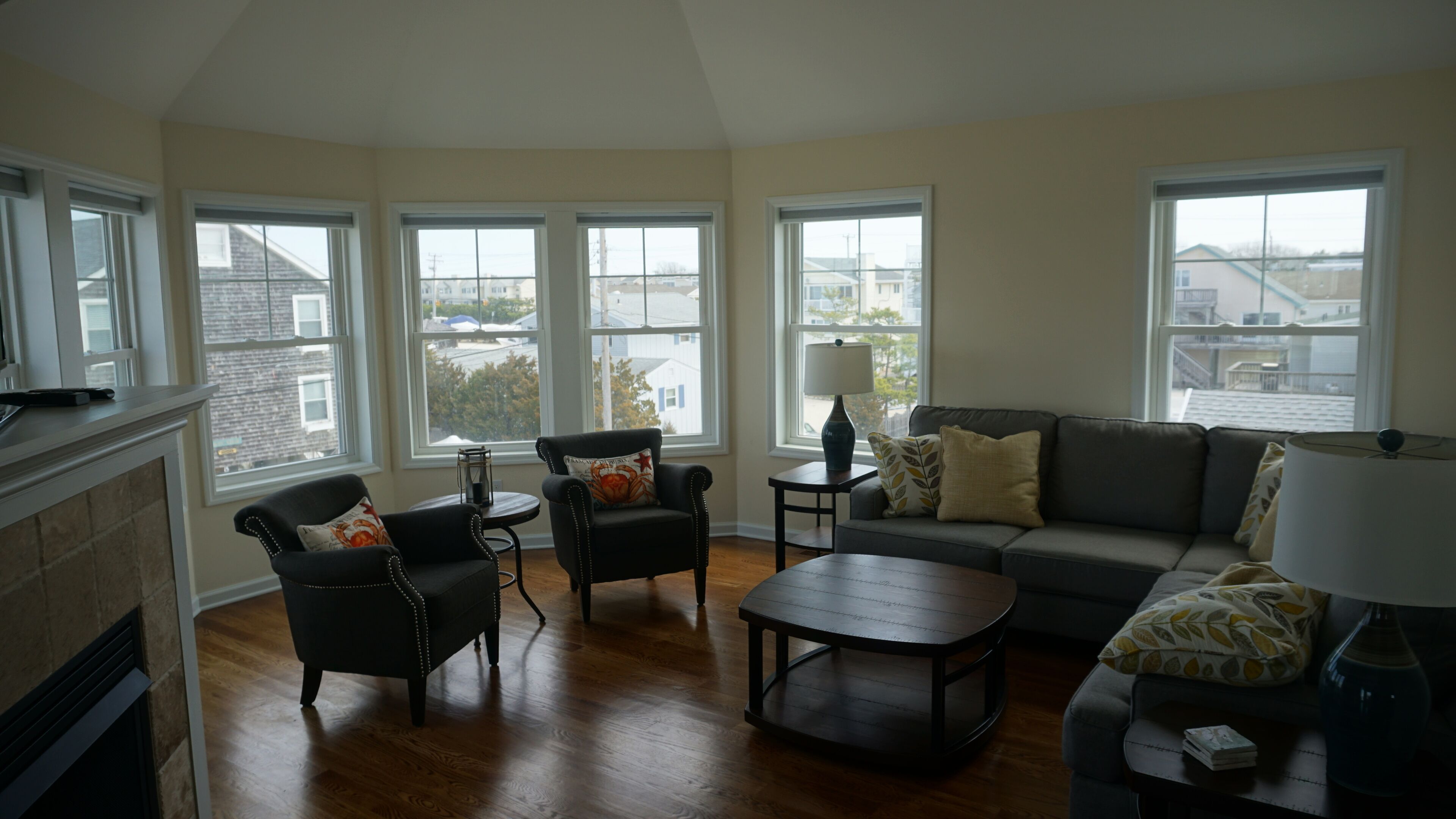 40ft Pool, Outdoor TV, Fire-pit, Decks, Natural Light & Beautiful Water-Views