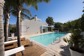 Piscine extérieure en saison