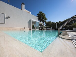 Piscine extérieure en saison