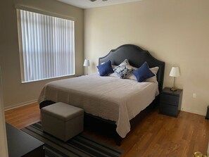 1 habitación, tabla de planchar con plancha y cuna de viaje 