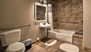 Combined shower/tub, hair dryer, towels