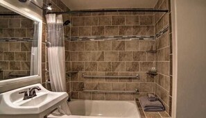 Ensemble baignoire-douche, séchoir à cheveux, serviettes fournies
