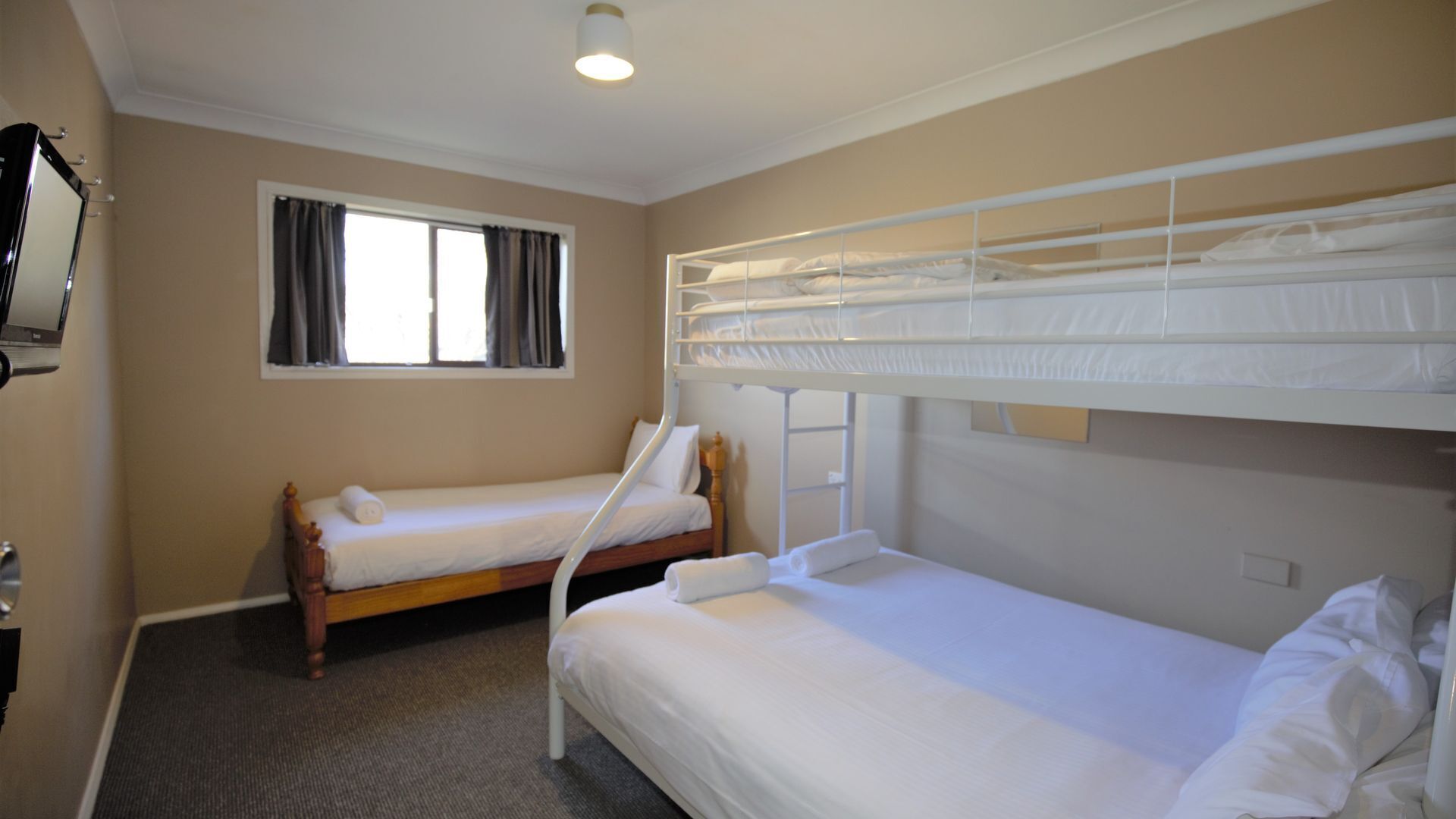 Blizzard Bunny Lodge - 43 Gippsland Street — image 18