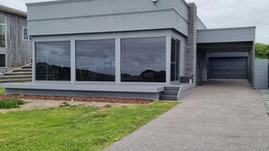 Terrace/patio - The Waves - Sit Back And Watch The Waves Roll In (Port Fairy)