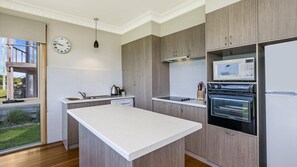 Een koelkast, een microgolfoven, een oven, een kookplaat