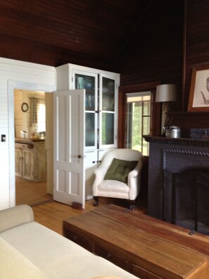 Televisio, takka, kirjoja