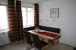 Appartement (Adsum) | Woonruimte | Een flatscreentelevisie
