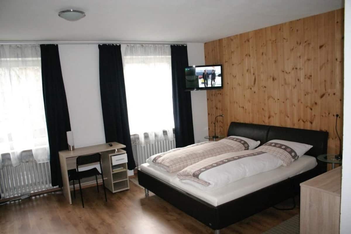 Apartment (Adsum) | 1 Schlafzimmer, Zimmersafe, Schreibtisch, Verdunkelungsvorhänge