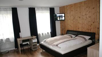 1 bedroom, in-room safe, desk, blackout curtains