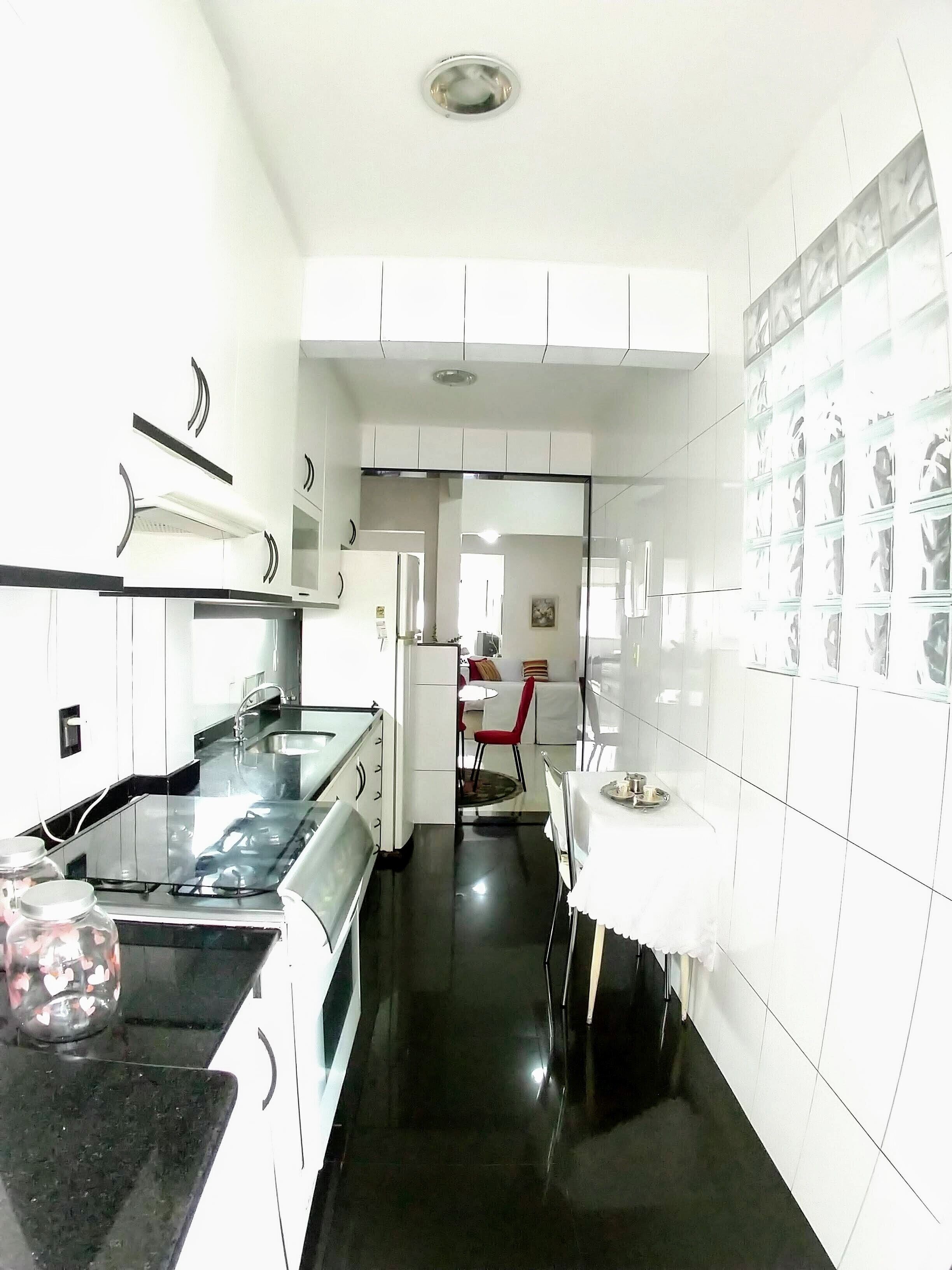 Réfrigérateur, four, plaque de cuisson, cafetière/bouilloire