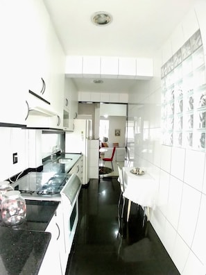 Réfrigérateur, four, plaque de cuisson, cafetière/bouilloire