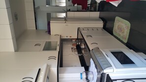 Geladeira, fogão, cooktop, cafeteira/chaleira