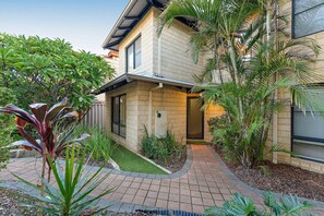 Exterior - Modern, comfortable and private (Scarborough)