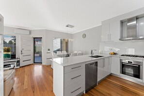 Fridge, microwave, oven, stovetop - Modern, comfortable and private (Scarborough)