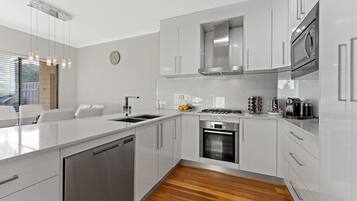 冰箱、微波炉、烤箱、炉灶