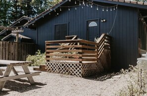 Outdoor dining - Come enjoy a relaxing comfortable stay at The Roost<br>Book events spring 2022! (Lockeford)