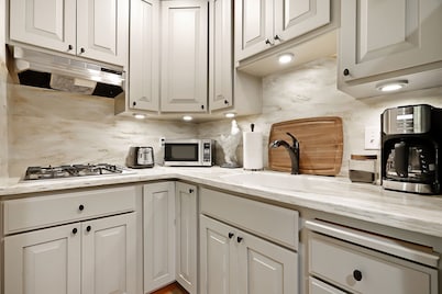 Come enjoy a relaxing comfortable stay at The Roost<br>Book events spring 2022!