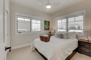 2 Schlafzimmer, hochwertige Bettwaren, Bügeleisen/Bügelbrett