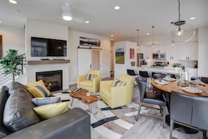 Smart TV, fireplace, video games, Hulu - Downtown WP Loft 14 I Hot Tub I Great Views I Bunk Beds I Discounted Attractions (Winter Park)