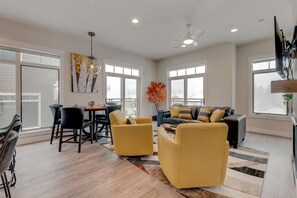 Smart-TV, Kamin, Videospiele, Hulu