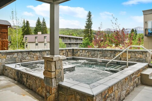 Downtown WP Loft 14 I Hot Tub I Great Views I Bunk Beds I Discounted Attractions