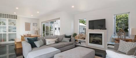 Smart TV, fireplace