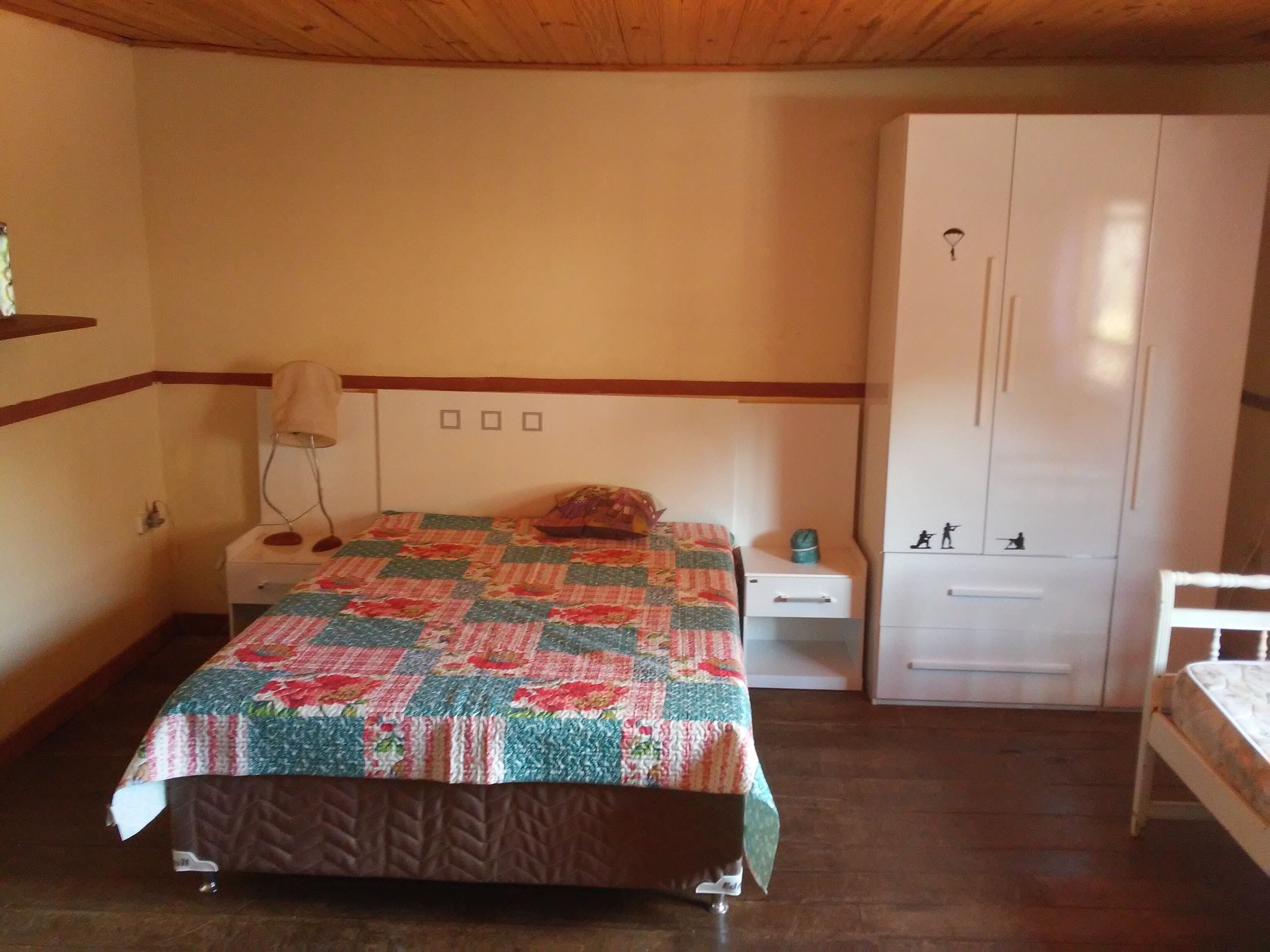 4 quartos, ferros/tábuas de passar roupa, Wi-Fi, roupa de cama