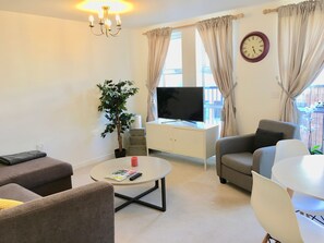 Appartement, balkon | Woonruimte | Flatscreentelevisie