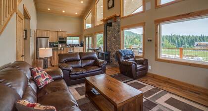 River Meadow cabin sleeps 6 guests, walking distance to the Wenatchee River